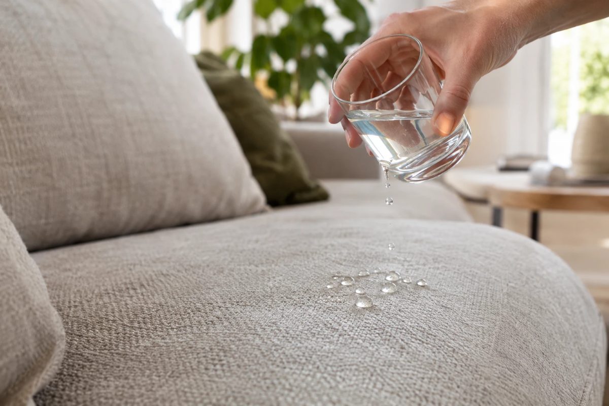 Waterdruppels parelen op een geïmpregneerde stoffen zetel